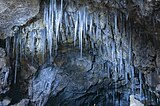 Gruppo di stalattiti dentro la grotta.jpg