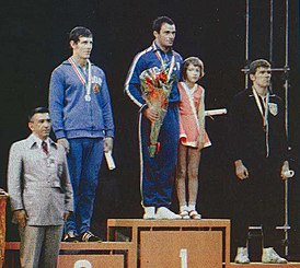 Хорст Штоттмайстер, Леван Тедиашвили (в центре) и Бен Петерсон на пьедестале, Чемпионат мира 1973 года в Тегеране