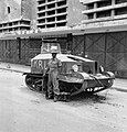 Um soldado britânico guarda um Universal Carrier significativamente modificado, ele tinha sido capturado eusado pela milícia nacionalista indonésia durante a Batalha de Surabaya na Revolução Nacional da Indonésia