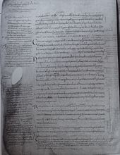 Une page manuscrite abondamment annotée dans les marges et entre les lignes