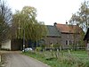 Hoeve Cardenbeek, grotendeels van baksteen, om een gesloten binnenplaats: schuur uit 1827 echter van mergel. Aan de achterzijde twee puntgevels en een poort. Interieur