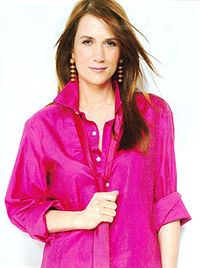 Kristen Wiig - Pink shirt, portrait alt.jpg