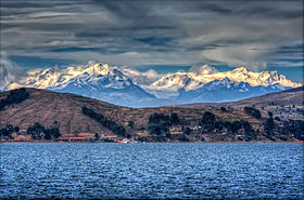 Vue du Chearoco (à gauche) dans la cordillère Royale au-dessus du lac Titicaca.