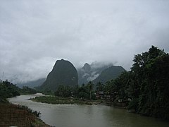 El río Nam Xong cerca de la ciudad de Vang Vieng.