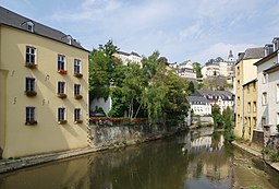 Floden flyter genom staden Luxemburg