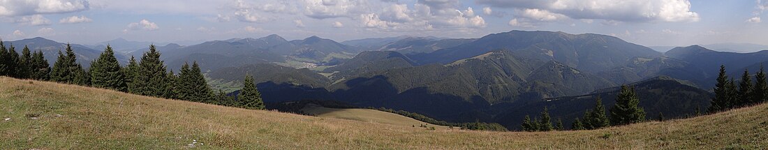 Fragment panoramy widokowej ze szczytu Malý Zvolen. Widoczne Góry Choczańskie i Niżne Tatry