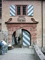Schloss Mespelbrunn: Schlossbrücke und Eingangstor