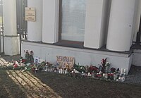 Navalny makeshift memorial, Warsaw.jpg