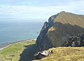 Værøys høyeste punkt, Nordlandsnupen, i bakgrunnen