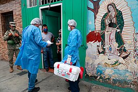 Miembros del Ejército del Perú respaldan a las brigadas del Ministerio de Salud durante la Operación Tayta en Barrios Altos, Lima Metropolitana.