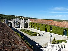 Pátio quadrangular e vista interior da arcada da casa da Quinta das Lapas