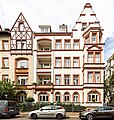 Mietshaus in halboffener Bebauung (bauliche Einheit mit Nr. 16) und Nebengebäude im Hof, mit Einfriedung und Vorgarten