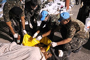 Brazilian soldiers in the camp giving medical aid to victims Image: Agencia Brasil.