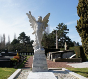 La statue ailée sur la tombe de "Barbie" Barbara Ellen Jesson.