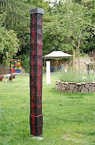 Stele, Holz/Acryl, 1986, Skulpturengarten Hammerberg (ehem. auf Burg Stolberg)