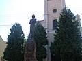 Szent László szobra Biharkeresztesen, háttérben a katolikus templommal