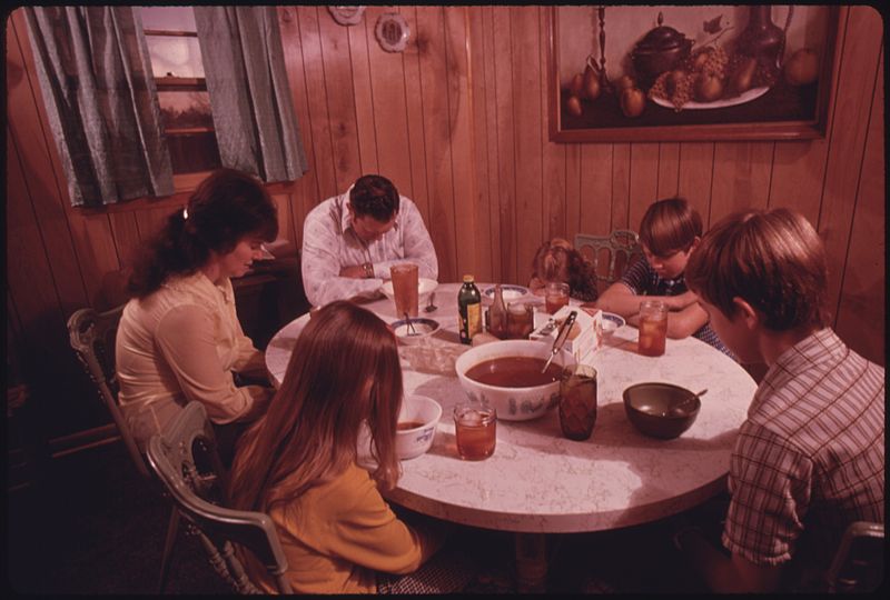 File:THE WAYNE GIPSON FAMILY SAYS A PRAYER BEFORE THEIR EVENING MEAL IN THE KITCHEN OF THEIR MODERN HOME NEAR GRUETLI... - NARA - 556611.jpg