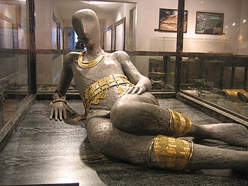 Algunos artefactos del tesoro de Blanot, que datan de la Edad del Bronce y se conservan en el museo arqueológico de Dijon.