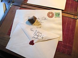 В почтовой практике Великобритании допускается использование наклеенных на конверт вырезок в качестве знаков почтовой оплаты[англ.]
