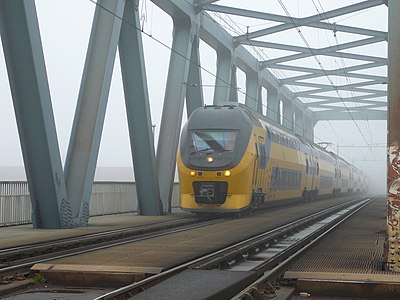 Trein passeert de IJsselspoorbrug