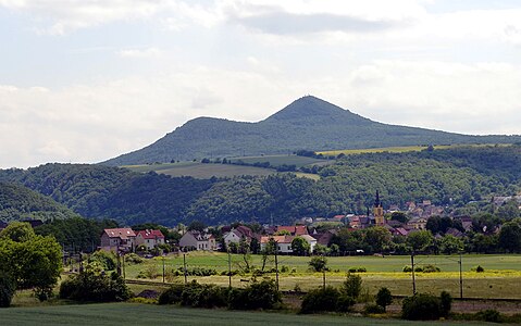 Libochovany, à l'arrière plan le mont Lovoš, situé à 4,5 km au sud-est.