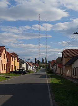 Bylanská ulice s vysílačem Liblice B v pozadí