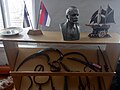 File:Мәктәп музейында В.И.Ленин бюсты