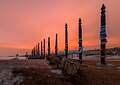 28. Rituális sámánoszlopok, a buddhizmus szimbólumai színes szalagokkal egy szent helyen, a Burhan-fokon (Olhon, Bajkál-tó, Oroszország) (javítás)/(csere)