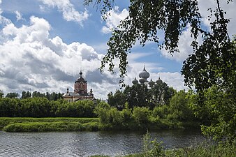 Вид на церковь со стороны реки (2017)