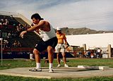 Weltrekordinhaber Randy Barnes, 1996 Olympiasieger, 1988 Olympiazweiter, 1993 Vizeweltmeister und 1995 WM-Dritter – 19,51 m