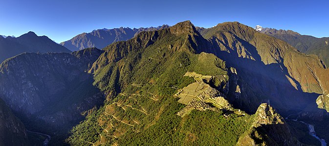 Huayna Picchu'dan Machu Picchu'nun panoramik manzarası. Aguas Calientes'ten gidip dönen turist otobüsleri tarafından kullanılan Hiram Bingham Otobanı görülmektedir. (Üreten: S23678)