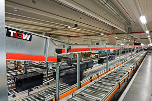 Accumulation roller conveyor for the transport...