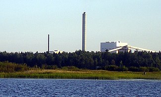 Биоелектраната Алхолменс Крафт (Финска) е најголемата биоелектрана на светот, а користи дрвна биомаса како основно гориво, а резервноо гориво е тресет.