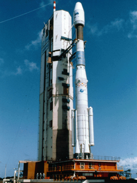 Préparation du lancement du satellite TOPEX/Poseidon par une fusée Ariane 42P en 1992.