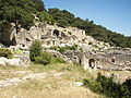 Sopra la Necropoli, sotto il Gymnasion e le Terme.