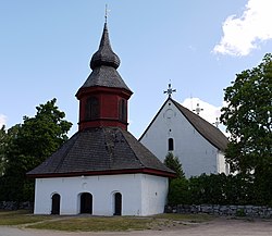 Askaisten kirkko ja kellotapuli.