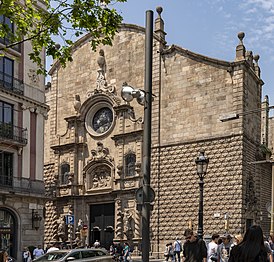 Главный фасад, вид с Рамблы на улицу Карме
