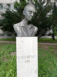 Barsi Dénes szobra Dunaújvárosban (1990, Fodor Sándor)