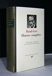 Le premier volume des Œuvres complètes de Charles Baudelaire, annotées par Claude Pichois et publiées dans la bibliothèque de la Pléiade (édition de 1975). (définition réelle 2 080 × 3 052)