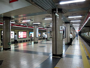 Beijing Subway Yong'anli Station Platform.jpg