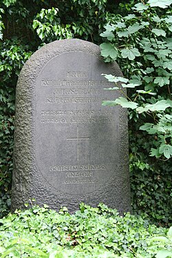 Гробният камък на Бернхард фон дер Шуленбург в двора на замък Апенбург