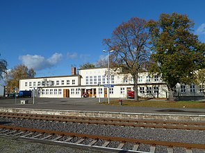 Denkmalgeschütztes Empfangsgebäude von 1955, Aufnahme aus dem Jahr 2012