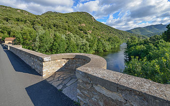 Vista do Rio Orb e seu vale a partir da ponte de Ceps (século XIX), Hérault, França. (definição 5 658 × 3 536)