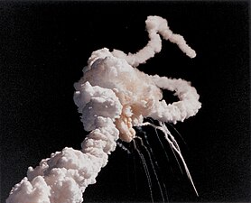 28/01: Explosió de la nau espacial Challenger poc després del seu llançament, el 28 de gener de 1986.