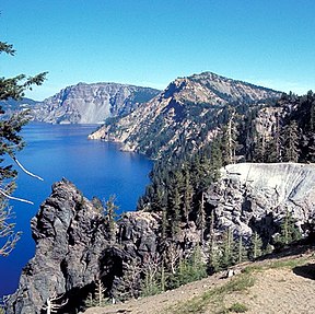 Caldera mit tiefblauem Wasser