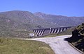 Blick zum Damm des Cruachan Reservoirs, im Hintergrund der Gipfel des Ben Cruachan