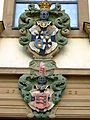 Wappen über dem Portal der Pfarrkirche