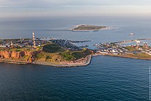 Luftbild: gewaltiger Sprengkrater an der Südseite von Helgoland.