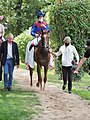 Miss Yoda mit Jockey Frankie Dettori auf dem Weg vom Geläuf zum Absattelring