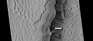 HiWish計劃下，高分辨率成像科學設備顯示的戈爾迪山脊區中的岩層，黑線為暗坡條紋。